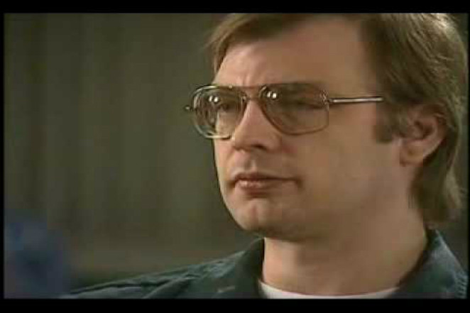 Jeffrey Dahmer là sát nhân hàng loạt khét tiếng lịch sử với thú vui bệnh hoạn khiến dư luận kinh hãi và phẫn nộ. Tên sát nhân người Mỹ này đã giết 17 nam giới trong 13 năm (từ năm 1978 - 1991).