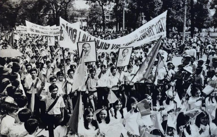 Cụ thể, trong cuộc kháng chiến cứu nước, phụ nữ Việt Nam đã trở thành hậu phương vững mạnh cho bộ đội ta yên tâm đánh địch khi cố gắng cung cấp đầy đủ các nhu yếu phẩm như lương thực, thực phẩm.