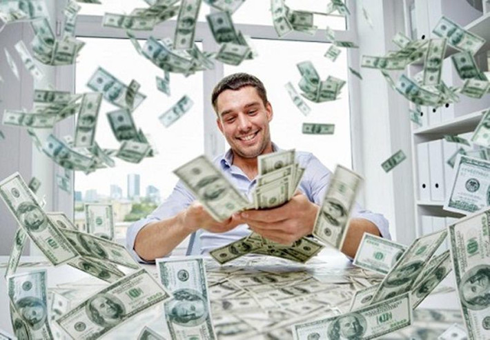 Tuổi Hợi dễ được quý nhân giúp đỡ, khi gặp khó khăn luôn có người sẵn sàng đưa tay cứu giúp. Song điều này không hoàn toàn do may mắn mà do sự tốt bụng của chính con giáp này. Vượng vận quý nhân song con giáp này không bao giờ có tư tưởng dựa dẫm vào người khác để kiếm chác, lợi dụng. Với họ, có làm có ăn, những chú Heo không thích hưởng thụ thành quả trên công sức của người khác.