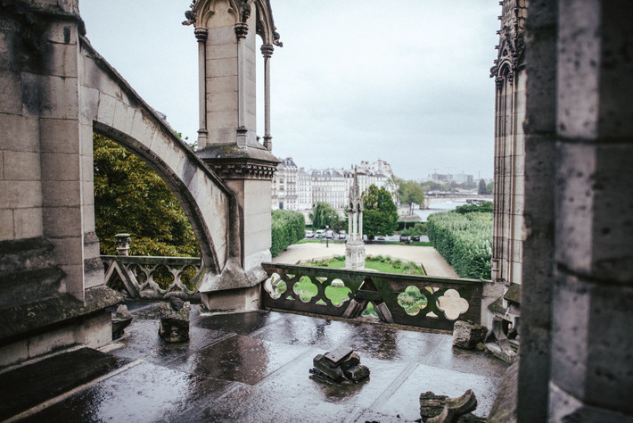 Nhà thờ Đức Bà Paris mang rõ dấu vết của thời gian sau nhiều thế kỷ tồn tại.