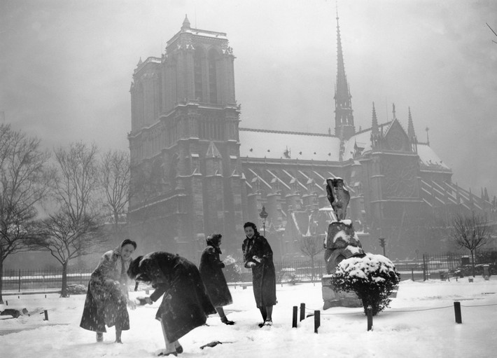 Người dân vui đùa trên tuyết. Phía sau là nhà thờ Đức Bà Paris cổ kính, tráng lệ. Ảnh chụp tháng 12/1938.