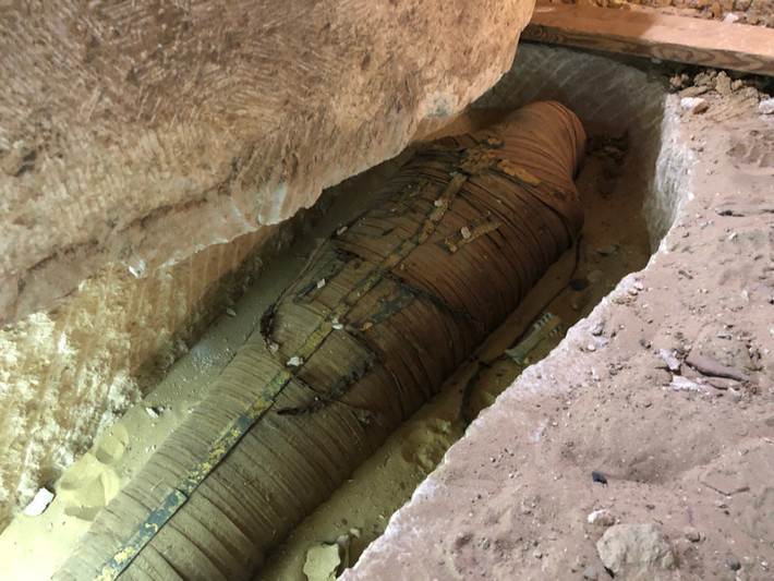 Nhà Ai Cập học Zahi Hawass cùng các đồng nghiệp đã tiến hành mở nắp quan tài chứa xác ướp linh mục cấp cao và có những phát hiện bất ngờ.
