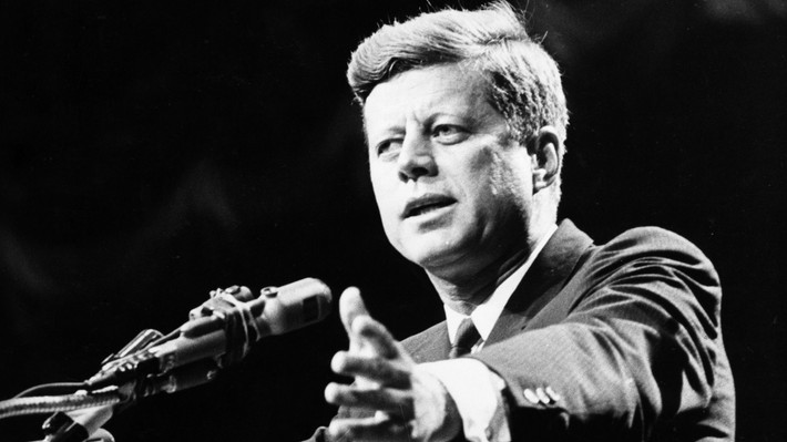 Do lo sợ những thông tin trên bị bại lộ, người ngoài hành tinh ra tay ám sát Tổng thống Kennedy. Dù giả thuyết này nghe có vẻ hết sức điên rồ nhưng vẫn có không ít người cho là thật. Video: Tưởng niệm 50 năm ngày Tổng thống Kennedy bị ám sát (nguồn: VTC14)