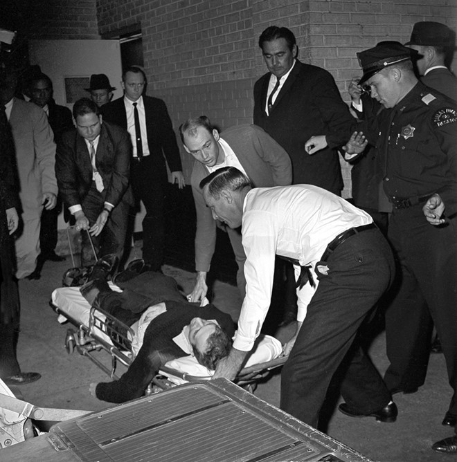 Tuy nhiên, vào ngày 24/11, Jack Ruby, một chủ hộp đêm, bắn chết Oswald khi hung thủ ám sát Tổng thống Kennedy chuyển trại giam.
