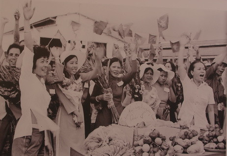 Phụ nữ quận 4 ở Sài Gòn mang cờ, hoa quả ra đường phố chào mừng quân giải phóng sáng ngày 30/4/1975.