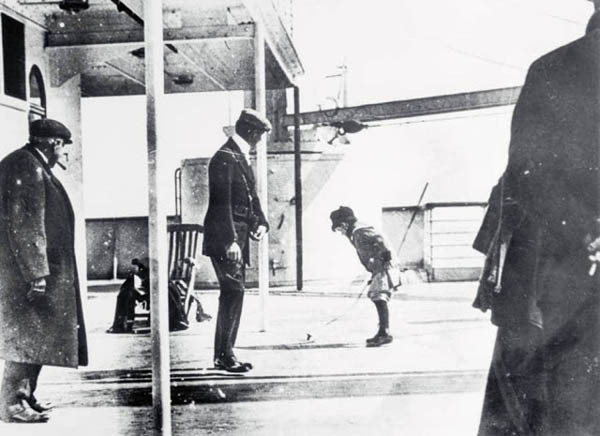 Một cậu bé chơi đùa trên tàu Titanic huyền thoại.
