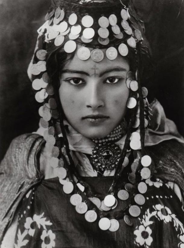 Về sau, người Hy Lạp đến xâm chiếm nên người Amazigh đổi sang tên gọi Berbers.