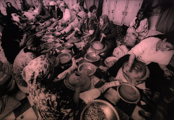 Một công việc được người Berber duy trì suốt hàng nghìn năm qua là chiết xuất dầu argan từ hạt của loài cây này.