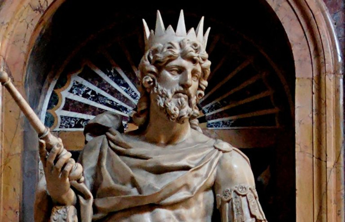 Mỗi lần xuất hiện, Goliath thường đội mũ đồng, mặc áo giáp đồng, chân đi ủng đồng, trên vai đeo một ngọn giáo đồng.