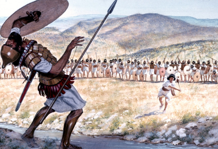 Viên đá bay ngay vào giữa trán khiến người khổng lồ Goliath ngã xuống đất bất tỉnh. Thấy vậy, quân lính Philistine sợ hãi và bỏ chạy.