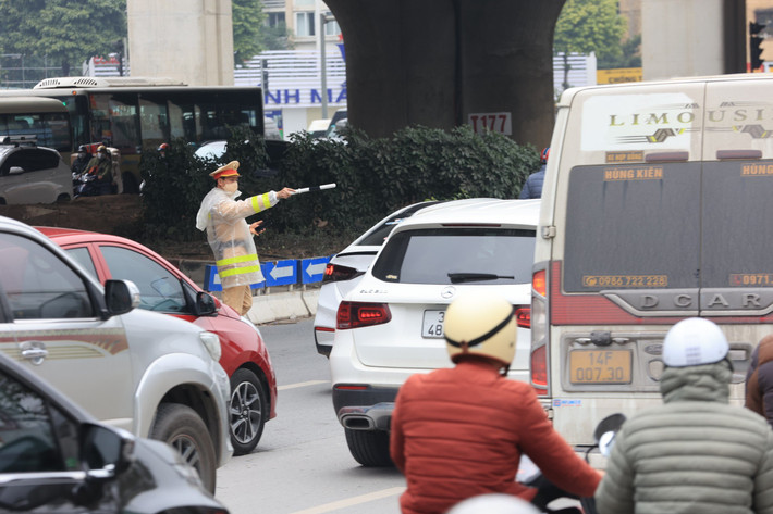 Lực lượng cảnh sát giao thông làm việc xuyên trưa để điều tiết giao thông.