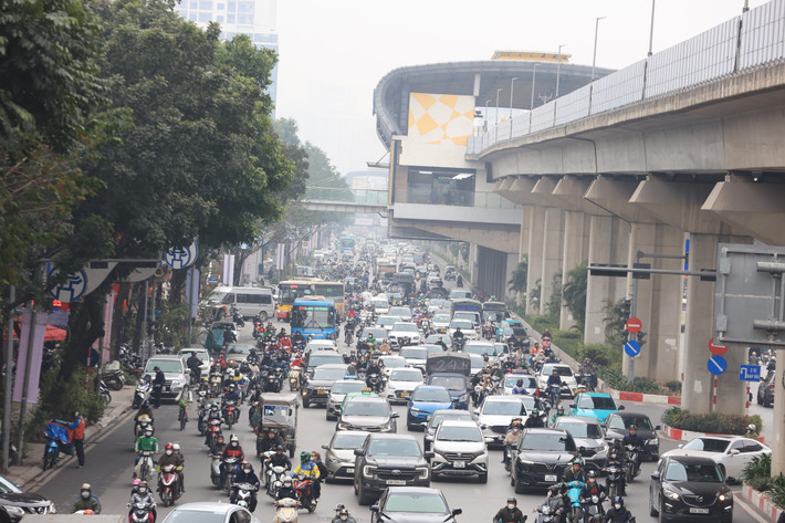 Theo UBND TP Hà Nội, một trong những nguyên nhân cơ bản gây ù tắc trên địa bàn chính là do số phương tiện tăng nhanh, nhưng kết cấu hạ tầng đường bộ không theo kịp dẫn đến quá tải.