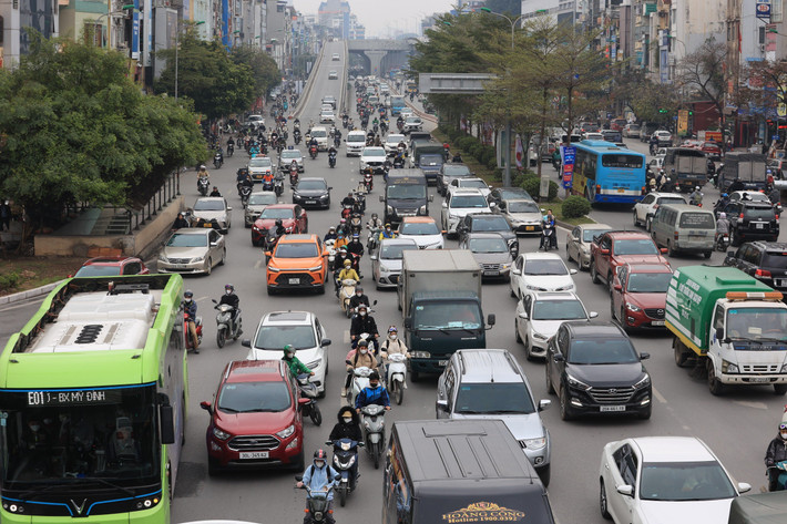 Đường Trường Chinh phía đầu Ngã Tư Sở đông đúc phương tiện qua lại.