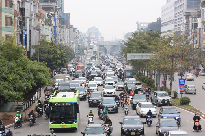 Bên cạnh đó, đầu tư thiếu đồng bộ, các tuyến đường vành đai chưa hoàn chỉnh, cầu qua sông Hồng còn thiếu; Nhiều công trình thi công gây thu hẹp mặt cắt các tuyến đường; Các tuyến giao thông trục chính, cầu lớn có mật độ phương tiện tham gia giao thông vượt thiết kế; Ý thức của một bộ phận người dân khi tham gia giao thông chưa cao cũng là một trong những nguyên nhân dẫn đến ùn tắc giao thông.