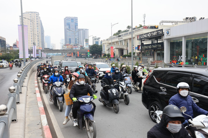 Vào những ngày giáp Tết, nhu cầu đi lại vui chơi, mua sắm của người dân tăng cao, không chỉ vào giờ cao điểm mà các khung giờ khác trong ngày cũng ghi nhận cảnh người tham gia giao thông chen chúc nhau từ đường lớn đến phố nhỏ.