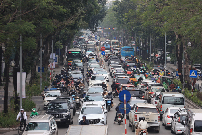Không kể giờ cao điểm, nhiều tuyến phố ở Hà Nội vẫn rơi vào cảnh ùn ứ.