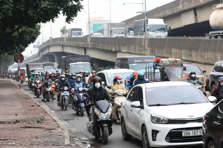 Đường vành đai 3 và bên dưới đường Nguyễn Xiển, lưu lượng phương tiện cũng tăng cao khiến người tham gia giao thông phải nhích từng chút một.