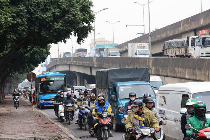Theo ghi nhận của PV Tri thức và Cuộc sống, những ngày gần kế Tết Ông Táo và Tết Nguyên đán 2024, tại Hà Nội luôn diễn ra tình trạng dòng xe nối đuôi nhau di chuyển trên đường. Lượng xe và người tăng đột biến so với những ngày thường.