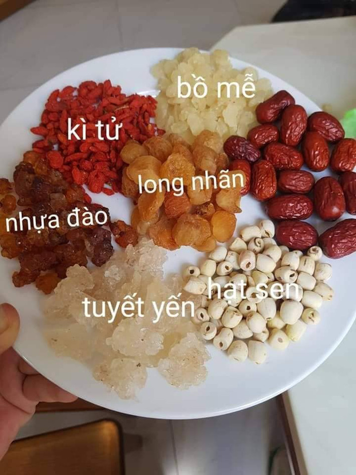 Màu sắc đẹp, hương vị dễ uống nên chè dưỡng nhan xuất hiện tại Việt Nam chưa lâu nhưng các chị em đã rất quan tâm. Tùy thành phần, chè dưỡng nhan có giá bán trung bình từ 35.000 - 100.000 đồng/chai (dung tích 150-300ml).