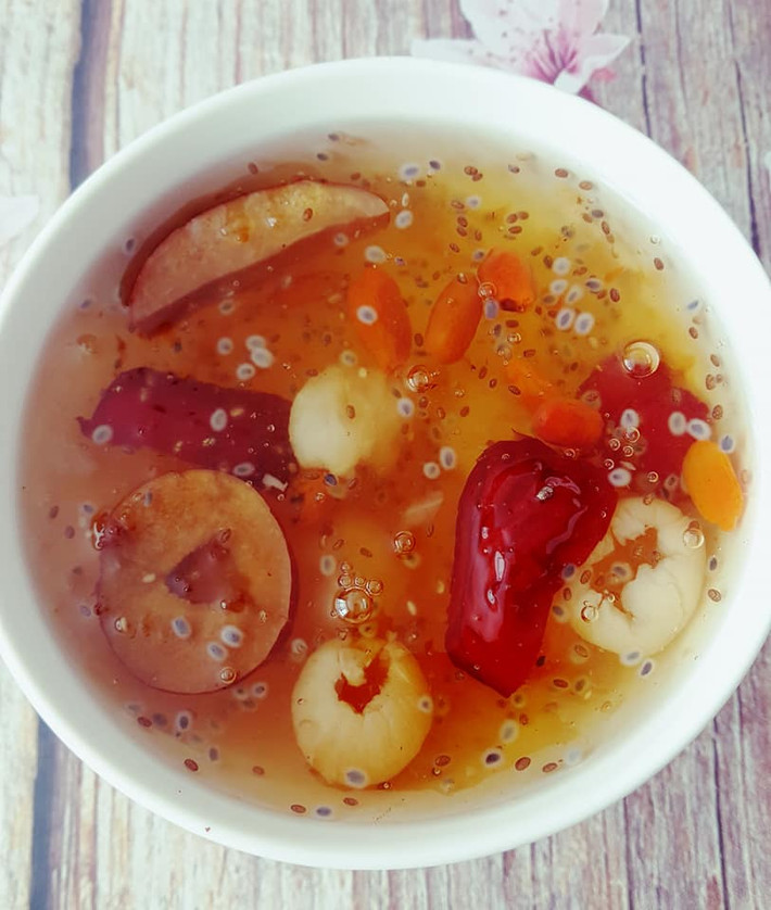 Nhựa đào, tuyết yến, sen tuyết là 3 loại thực phẩm rất tốt cho con người. Đặc biệt là ở trong việc duy trì nhan sắc của phụ nữ. Ba loại thường được bán chung với nhau. Người ta có thể sử dụng chúng để nấu chè.