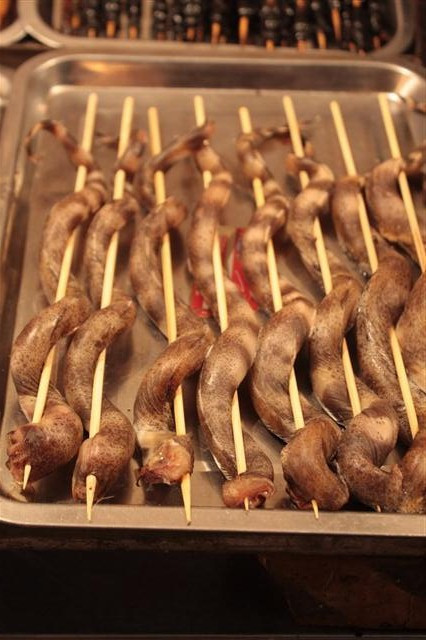 Có một số món khiến thực khách không biết đó là món gì. Nó giống như những chiếc đuôi ngoe nguẩy được xiên que.