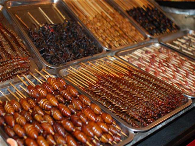 Có vẻ như người dân ở đây thích ăn xiên que, hầu hết các món ăn vặt ở đây đều được cho vào từng xiên.