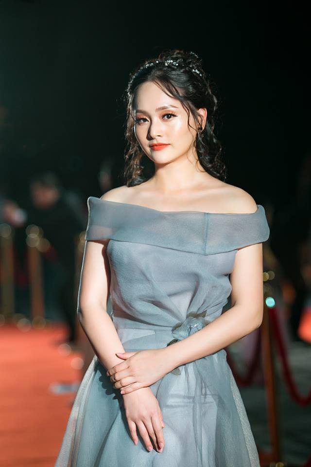Lan Phương diện chiếc đầm xanh trễ vai lộng lẫy và trẻ trung đến mức không ai nghĩ cô sắp sang tuổi tứ tuần.