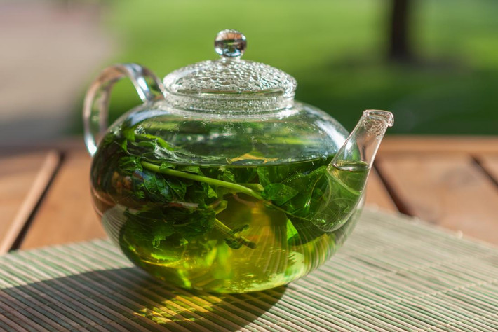 Sử dụng trà bạc hà để làm dịu cơn đau răng: Cho một muỗng cà phê lá bạc hà khô vào cốc nước sôi và ngâm trong 20 phút. Sau khi nguội, hãy dùng trà để ngậm giảm đau. Bạn cũng có thể đặt túi trà bạc hà ấm lên vùng bị đau. Lá bạc hà có đặc tính gây tê giải thích tác dụng làm dịu và giảm đau.