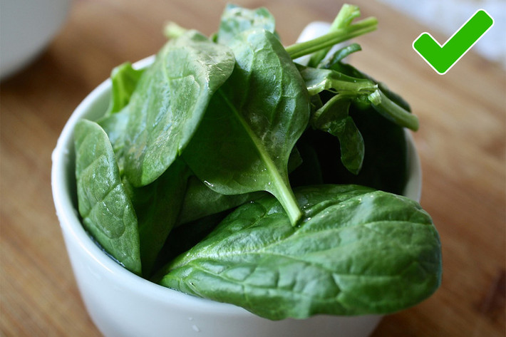 Rau bina chứa hàm lượng calo thấp, lại giàu các chất dinh dưỡng như folate, riboflavin, vitamin B6, magiê, sắt và canxi, hỗ trợ giảm cân hiệu quả.