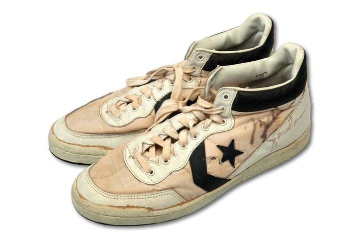 Converse Fastbreak (190.373 USD, tương đương 4,4 tỷ đồng): Đôi giày thể thao này từng được huyền thoại bóng rổ Michael Jordan mang khi anh và đồng đội giành huy chương vàng Olympic 1984. Đôi giày có chữ ký của Michael Jordan được trả lên đến 190.373 USD, mức giá cao nhất cho một đôi giày thi đấu của cầu thủ.