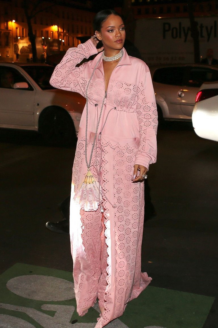 Không chỉ là ca sĩ, Rihanna còn lấn sân sang lĩnh vực thiết kế thời trang. Trong ảnh là trang phục hồng kín toàn tập của thương hiệu Fenty x Puma by Rihanna. Cô đã diện sau buổi biểu diễn thời trang giới thiệu bộ sưu tập của mình ở Paris vào cuối tháng 9/2016.