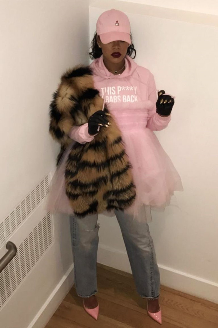 Rihanna gây khó hiểu với chiếc áo khoác hồng mix cùng chân váy công chúa và cả quần jean.