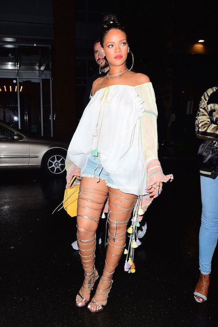 Trong một lần xuất hiện ở New York, cô diện áo trễ vai của Chloé, short denim và dép quấn dây chằng chịt. Để đảm bảo độ "nóng" của mình, Rihanna bất chấp diện trang phục không giống ai dù gây nhiều tranh cãi.