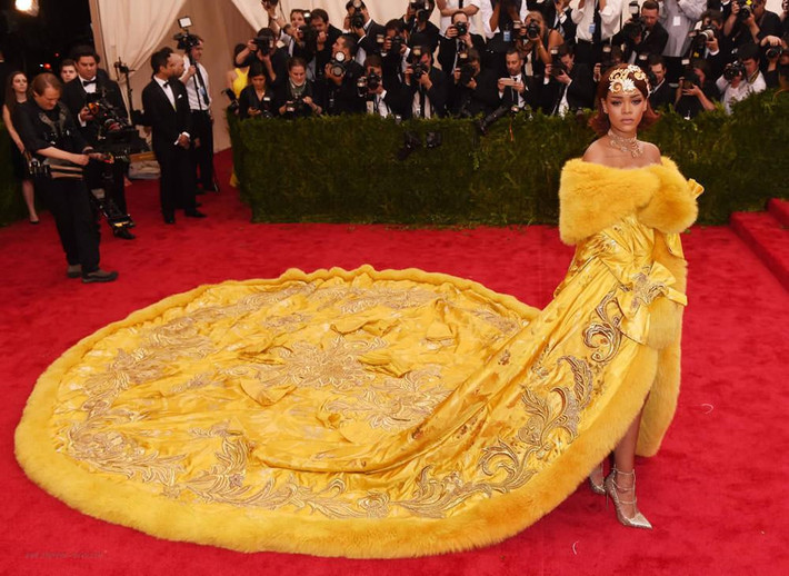 Năm 2015, Rihanna chiếm trọn spotlight khi diện chiếc đầm hoành tráng đậm phong cách Trung Hoa đúng với tinh thần chủ đề Met Gala năm đó. Chiếc áo choàng bằng nhung màu vàng vương giả với những chi tiết thêu sắc sảo và lông thú viền xung quanh.