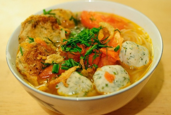 Bún chả cá Quy Nhơn chính là đặc sản Bình Định nổi tiếng. Điểm làm nên sự khác biệt so với bún chả cá ở những địa phương khác chính là chả cá và nước dùng. Chả cá ở đây được chế biến hoàn toàn từ cá tươi với nhiều gia vị được nêm nếm kĩ lưỡng theo phương thức gia truyền.