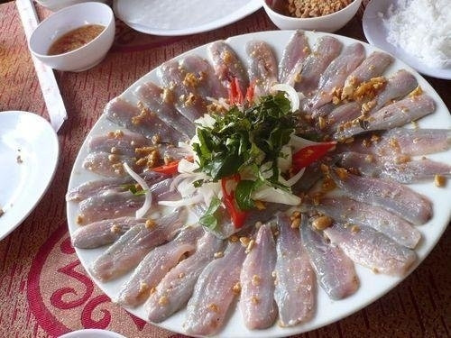 Gỏi cá chình: Đây là một món ăn được chế biến vô cùng công phu từ việc chọn cá tươi sống đến công đoạn tẩm ướp gia vị sao cho vừa miệng nhất. Gỏi cá chình được xúc ăn với bánh tráng nướng và nước mắm giã gừng. Ảnh: Internet.