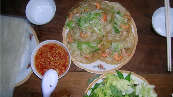 Bánh xèo tôm nhảy: Một món ăn Bình Định nổi tiếng nữa là món bánh xèo tôm nhảy. Người dân chọn lựa rất kỹ những nguyên liệu để làm bánh từ bột gạo có quyện một chút bột nghệ và nước cốt dừa đến những con tôm đất nhỏ nhưng chắc thịt. Một số địa phương chế biến bánh xèo ngon là Mỹ Cang (Phù Mỹ), Hoài Đức (Hoài Nhơn),...