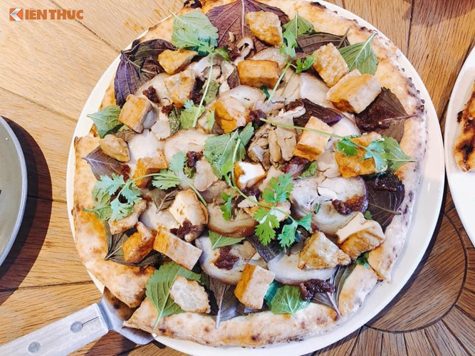 Chiếc bánh có giá 140 nghìn đồng, lớp topping phía trên bao gồm: thịt heo luộc, đậu hũ và chả cá chiên, một ít rau tía tô, ngò và không thể thiếu là mắm tôm. Đến nay, món pizza “thuần Việt” này vẫn nhận về tranh cãi trái chiều của dư luận.