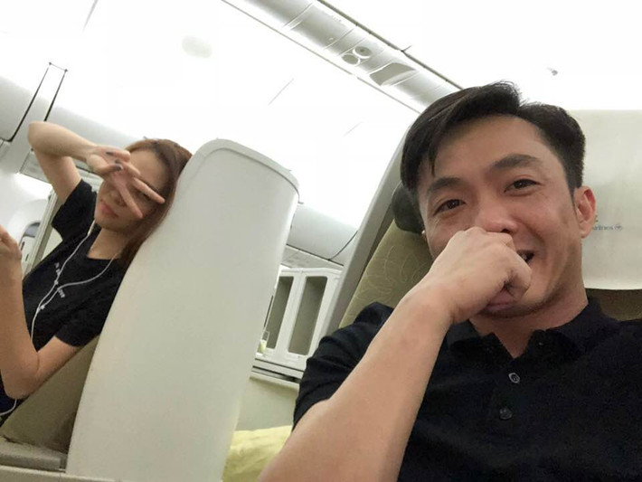Một lần khác, họ lại cùng mặc đồ đen.