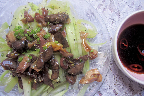 Phổ biến hơn nữa là cúm núm xào bầu. Thịt chim đem xào cho săn lại, chín mềm rồi mới cho bầu vào xào tiếp, nêm vừa ăn cho ra đĩa, rắc thêm ít hành lá xắt nhuyễn và tiêu xay. Thịt cúm núm kết hợp với hương vị của bầu tạo nên một món ăn bình dân mà ngon miệng lạ lùng. Ảnh: Internet.