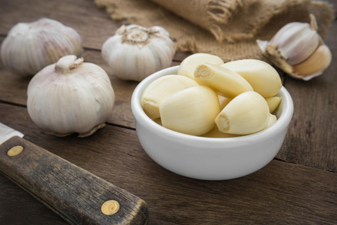 Tỏi chứa allicin, một hợp chất hóa học đặc biệt có tác dụng giảm cholesterol, ngăn ngừa chứng máu vón cục.