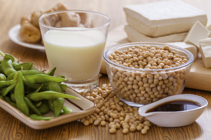 Đậu nành giúp tăng cường hàm lượng sắt trong quá trình tạo máu, giảm cholesterol máu, hạ huyết áp, phòng ngừa cục máu đông... từ đó hỗ trợ điều trị đột quỵ não. Ảnh: Internet.