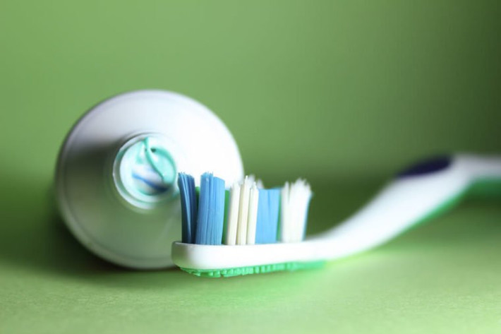 Sử dụng kem đánh răng có fluoride: Nha sĩ Lana Rozenberg ở Mỹ khuyên bạn nên đọc nhãn kem đánh răng để đảm bảo nó có chứa fluoride. "Kem đánh răng chứa fluor bảo vệ răng khỏi sự khử khoáng, đó là khi vi khuẩn trong miệng kết hợp với đường để tạo ra axit", cô nói. "Axit này có thể làm mòn men răng và làm hỏng răng của chúng ta".