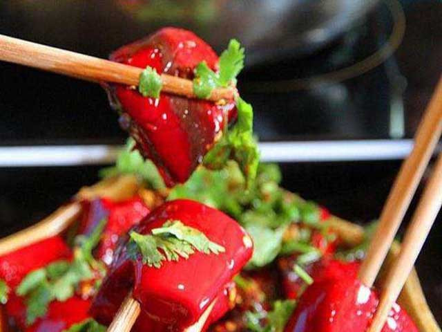 Tiết heo ướp lạnh: Ở phía đông nam tỉnh Quý Châu người dân đặc biệt yêu thích tiết heo tươi trộn với rau mùi tây, bạc hà, đậu phộng và các gia vị khác.