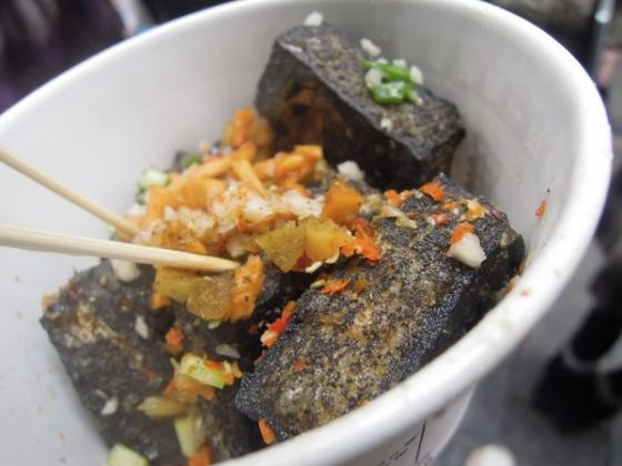 Ở nhiều nơi, người ta để đậu phụ lên men tới mức chuyển sang màu đen và có mùi nồng nặc. Đây là món ăn thách thức rất nhiều du khách khi đến Trung Quốc.