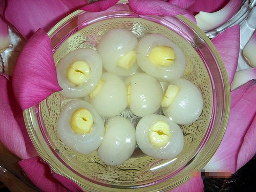 Chè sen long nhãn thanh tao rất hợp cho mùa hè, mùa nhãn có rộ. Đôi khi vào những lúc không có nhãn tươi vẫn có thể dùng nhãn đóng hộp để nấu chè sen long nhãn. Trong những ngày hè nắng nóng, được bát chè mát lành thì thật là tuyệt.