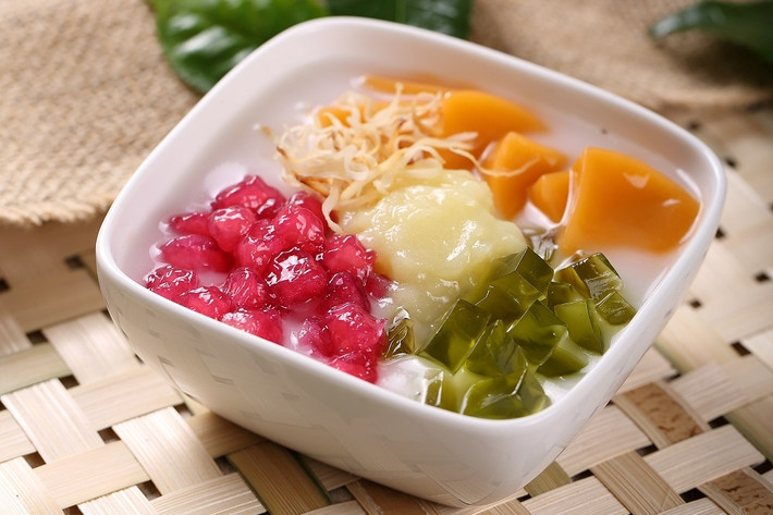 Chè sương sa hạt lựu: Là món chè dân dã được làm từ nguyên liệu thuần tự nhiên không dính nhiều đến hóa chất, sương sa hạt lựu hay người miền Trung thường gọi với cái tên thân thương “xoa xoa” vẫn hớp hồn bao thế hệ lớn bé mỗi độ hè về.