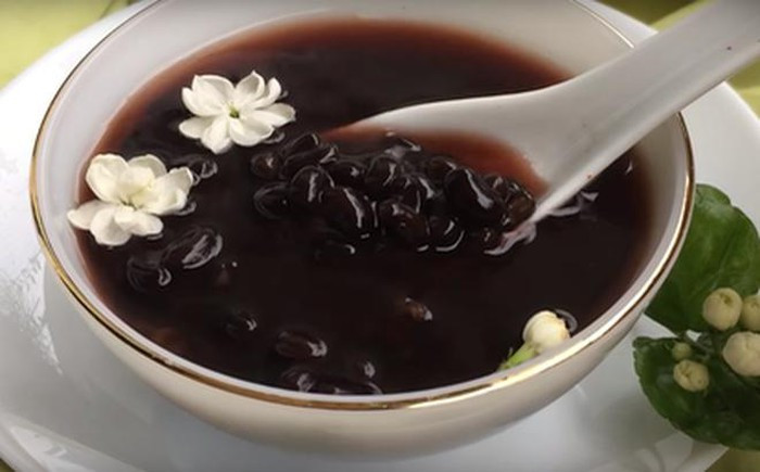 Chẳng những đa dạng về chủng loại và sự kết hợp, chè còn là món ăn bình dân. Chỉ từ 10 - 20 nghìn là bạn có một ly chè to bự, mát lịm, khiến cái nắng nóng bay biến ngay lập tức.