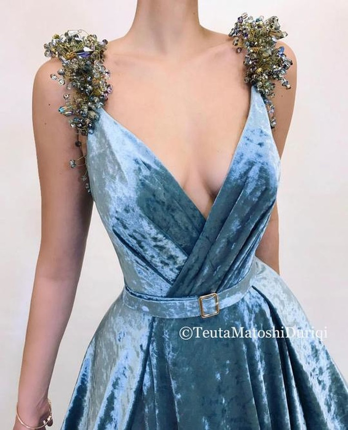 Chiếc đầm nhung màu xanh giúp các cô nàng khoe vòng một đầy đặn.