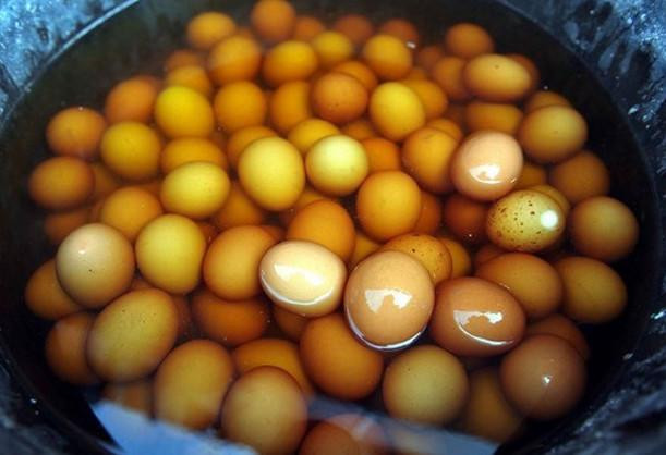 Trứng luộc từ nước tiểu trẻ em, chỉ nghe cái tên thôi cũng đã khiến nhiều người ghê sợ. Tuy nhiên, đây lại là một món ăn truyền thống với tuổi đời hàng ngàn năm được người dân của tỉnh Chiết Giang, Trung Quốc sử dụng.